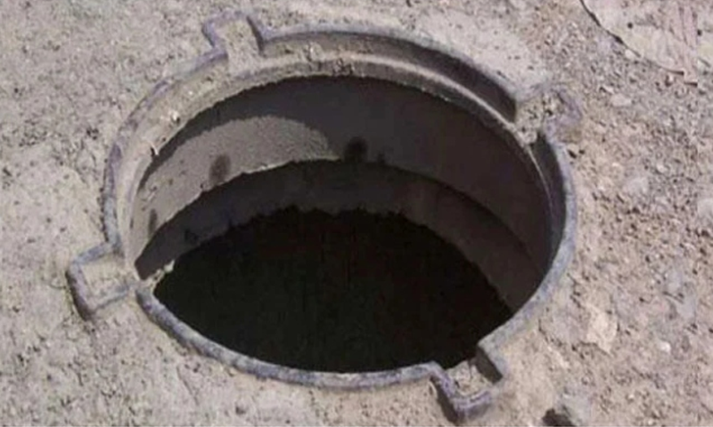 مین ہول میں گر کر جاں بحق بچے کے والد کا گٹروں کے ڈھکن خود لگوانے کا اعلان